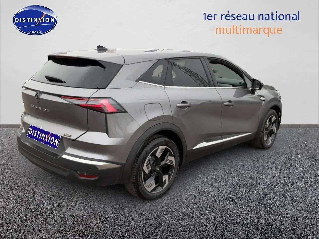 Vue 3/4 arrière droite du Renault Symbioz gris schiste avec feux LED et jantes alliage 18 pouces design gravity.
