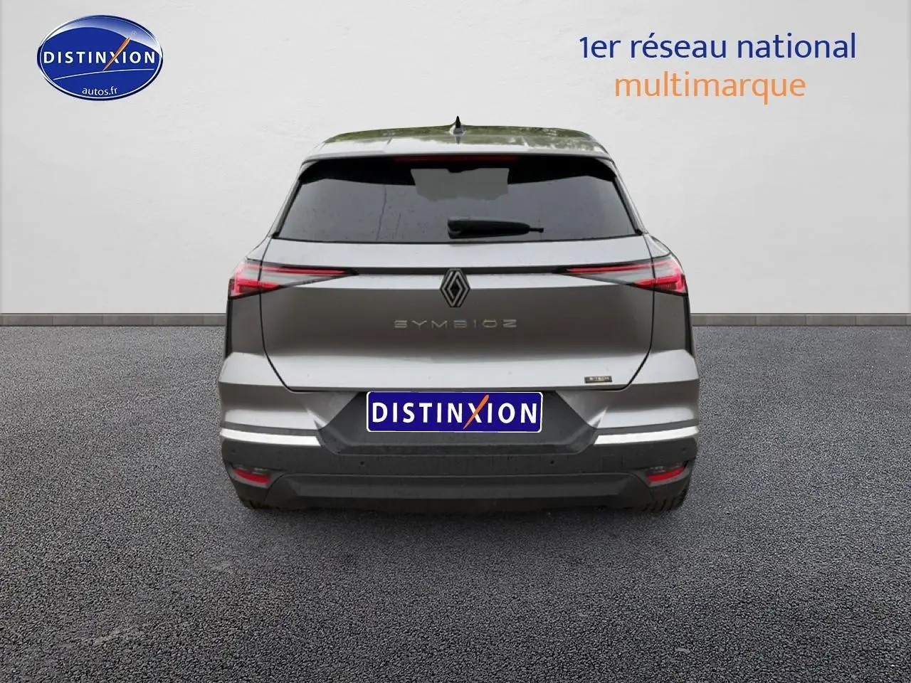 Vue arrière d'une Renault Symbioz gris schiste avec feux arrière LED et lunette surteintée.