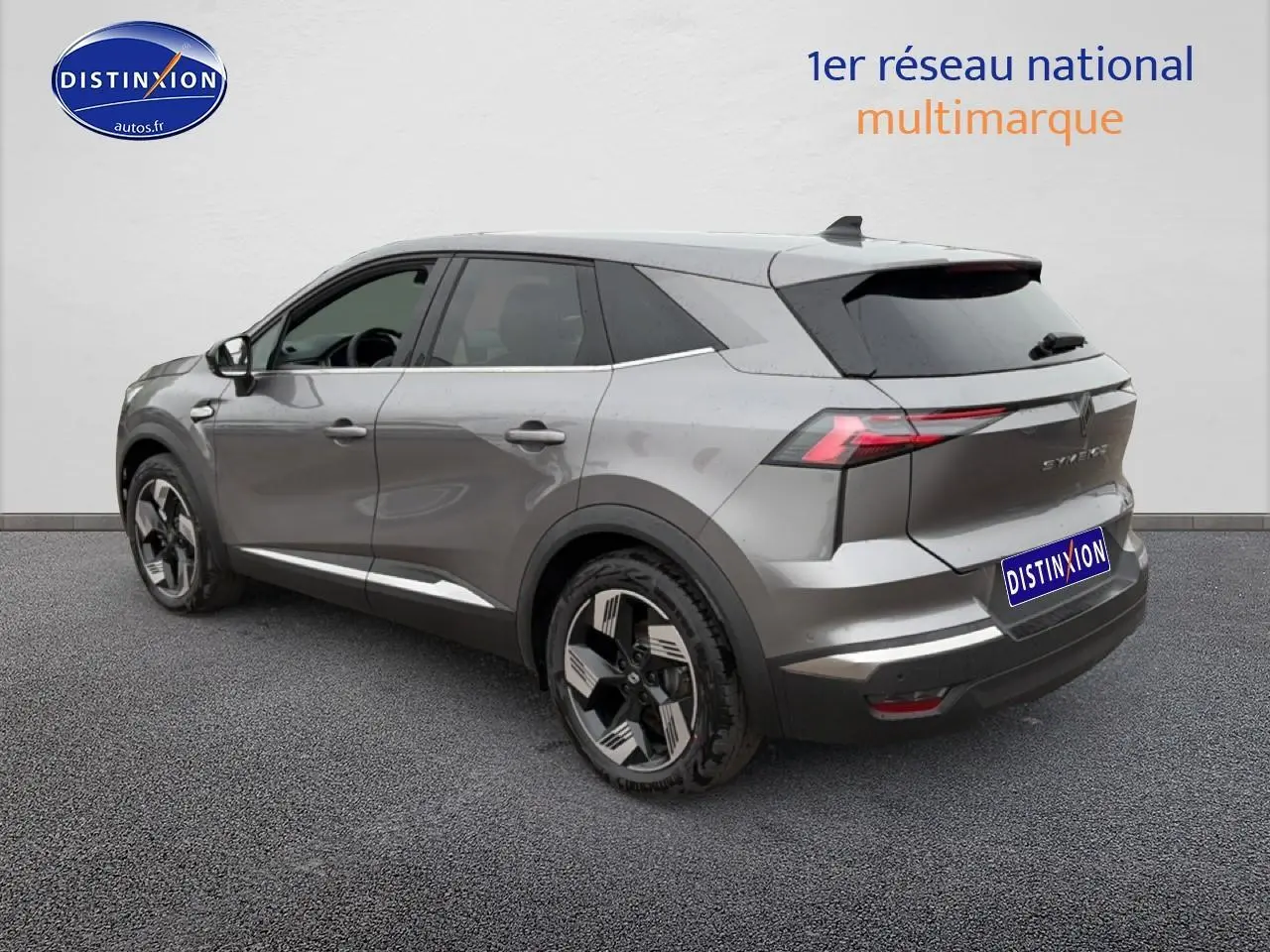 Vue 3/4 arrière droite d’un Renault Symbioz gris schiste avec jantes alliage et feux arrière LED distinctifs.
