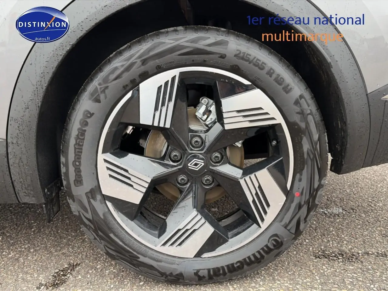 Gros plan sur la jante alliage 18 pouces design gravity d’un Renault Symbioz gris schiste, vue côté gauche arrière.
