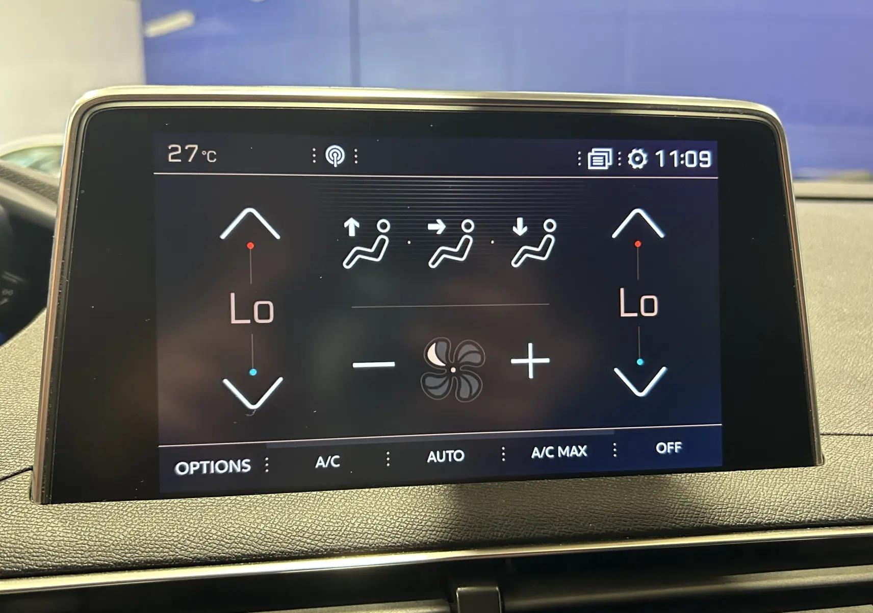 Écran tactile de la climatisation du Peugeot 3008 GT Line 2020, affichant les réglages de température à 27°C.