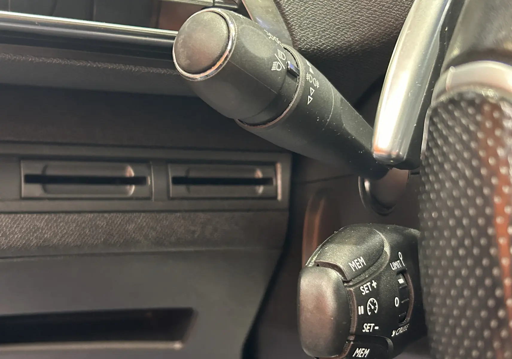 Gros plan sur les commandes de régulateur et feux du tableau de bord d’un Peugeot 3008 GT Line 2020.