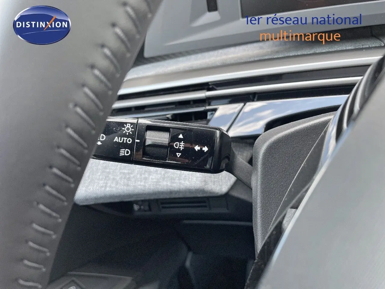 Gros plan sur la commande des feux et clignotants à gauche du volant dans l'habitacle du Peugeot 3008 bleu Ingaro Metal.
