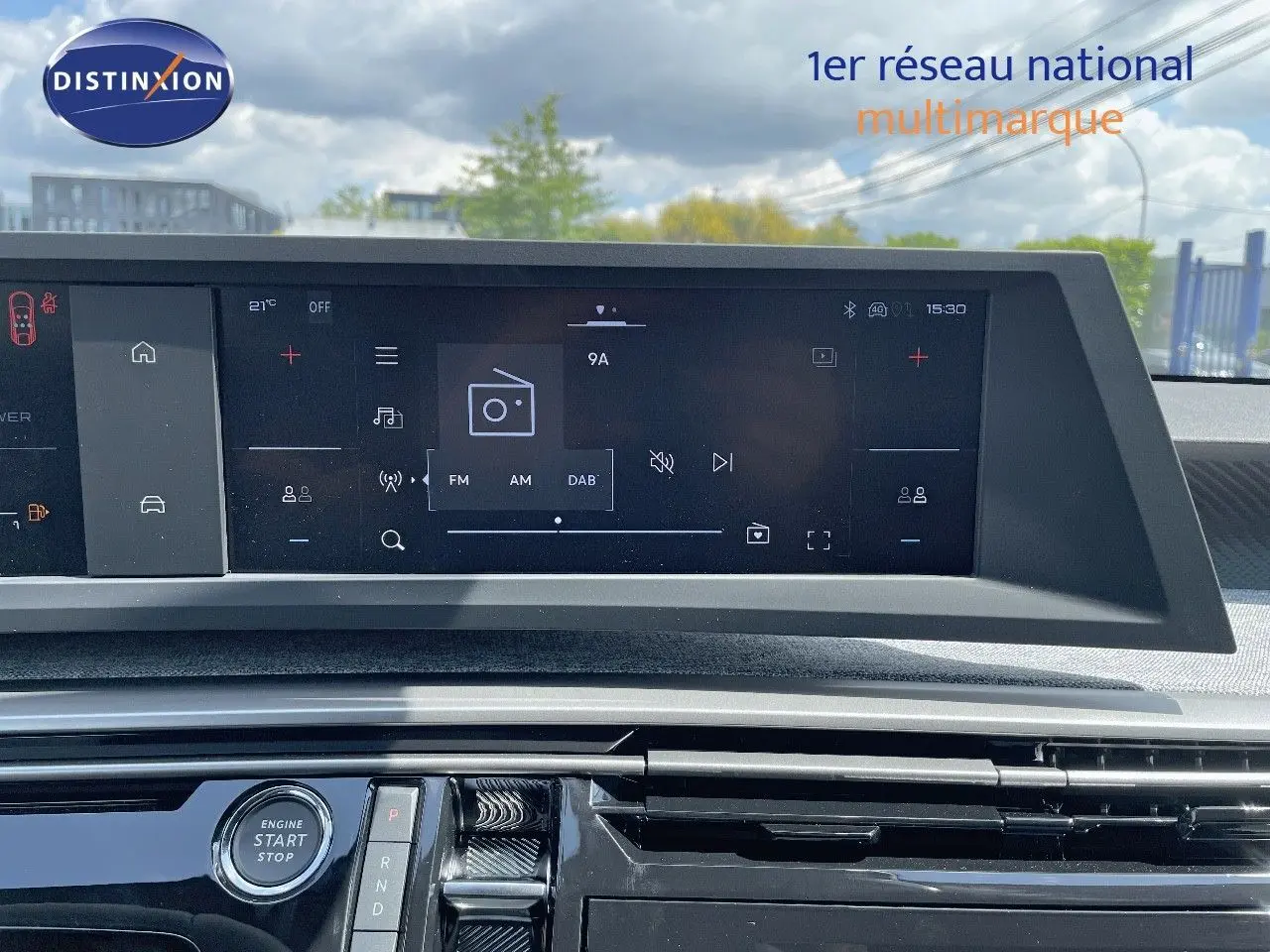Intérieur du Peugeot 3008 Hybrid 2025, tableau de bord avec écran tactile et bouton start/stop en vue frontale.