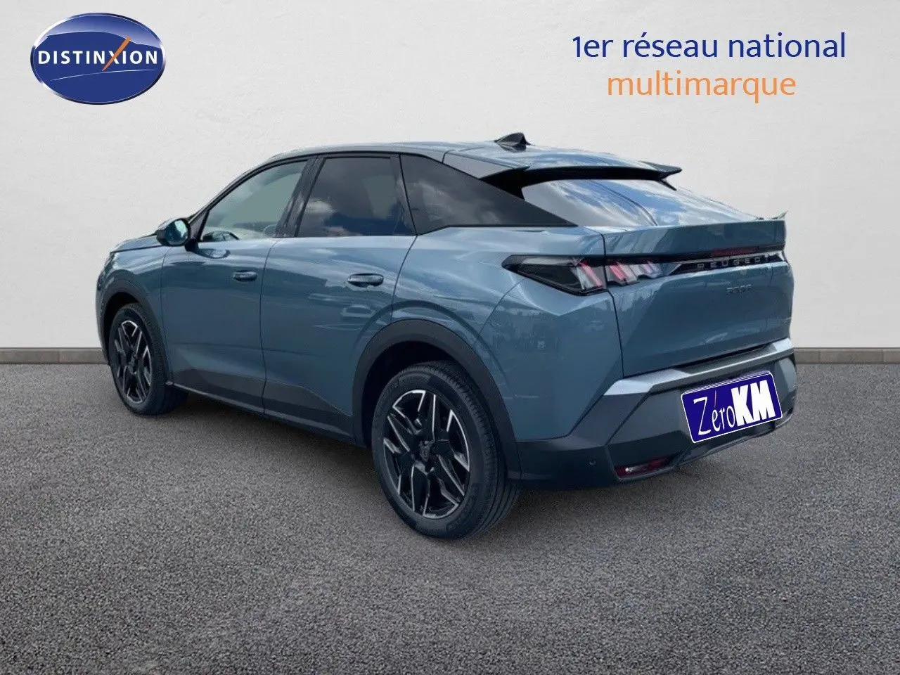 Peugeot 3008 Hybrid bleu Ingaro métal, vue 3/4 arrière côté gauche, avec jantes noires et toit noir.