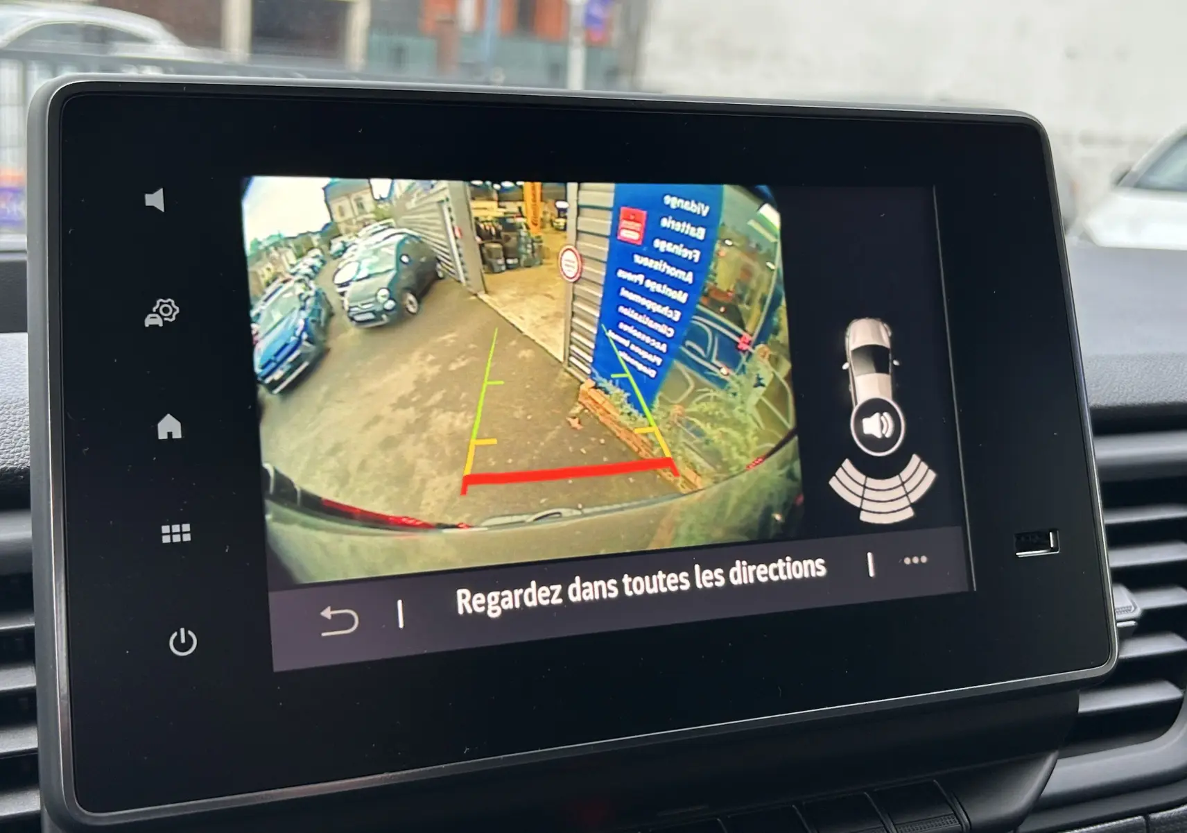 Écran de caméra de recul du Renault Trafic Fourgon gris Comète montrant une vue arrière avec guidage de trajectoire.
