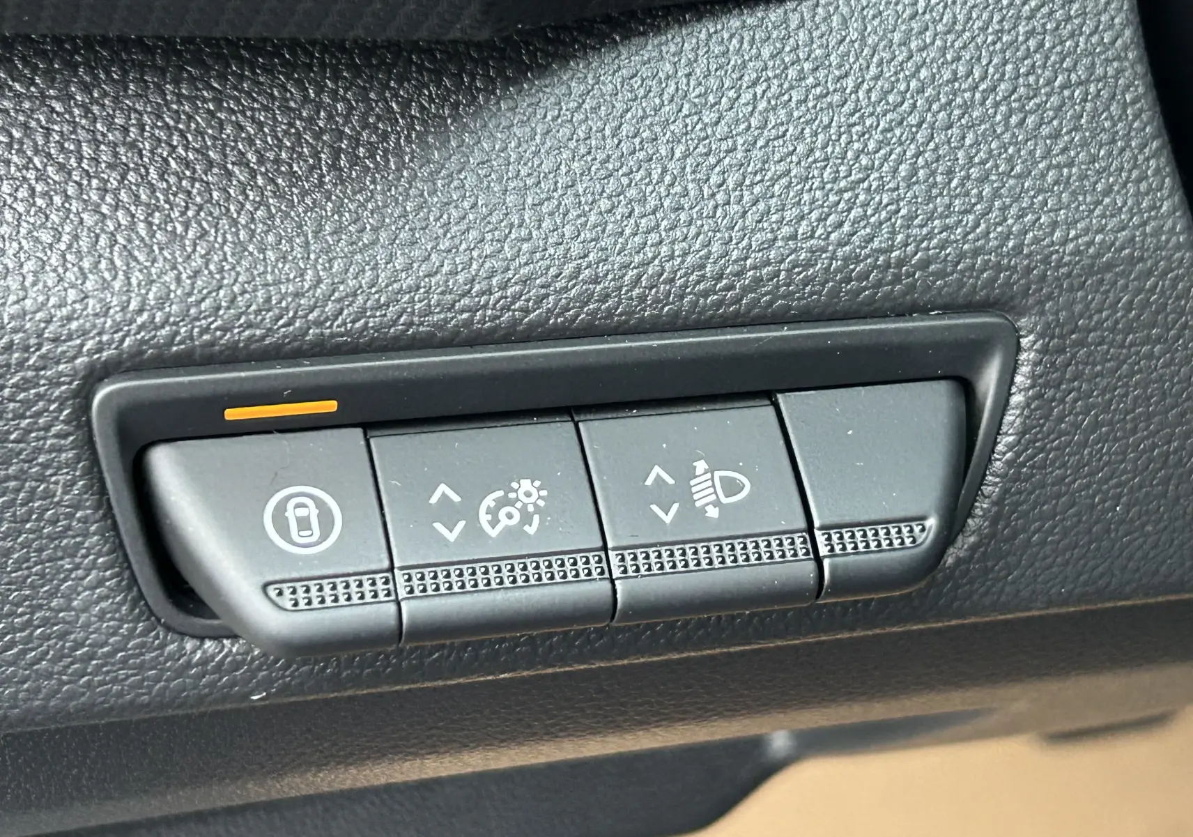 Gros plan sur les commandes de réglage d’éclairage et verrouillage dans l’habitacle du Renault Trafic Fourgon gris.