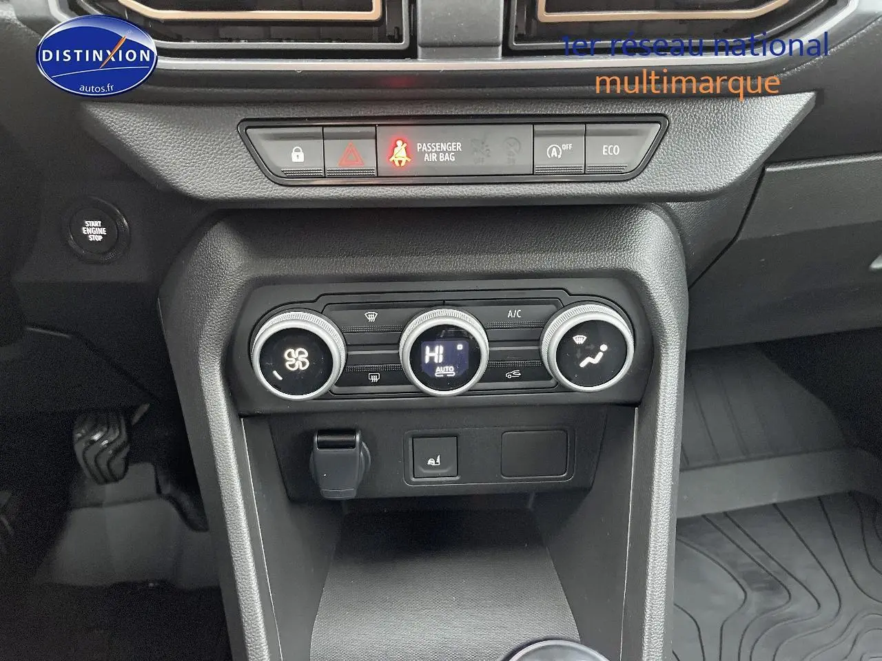 Vue rapprochée de la console centrale noire du Dacia Jogger 2025 avec commandes climatisation et bouton start/stop.