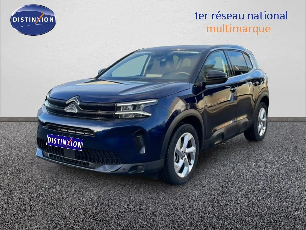Citroën C5 Aircross bleu Eclipse Metal en 3/4 avant droit, SUV compact avec calandre distinctive et jantes alliage.