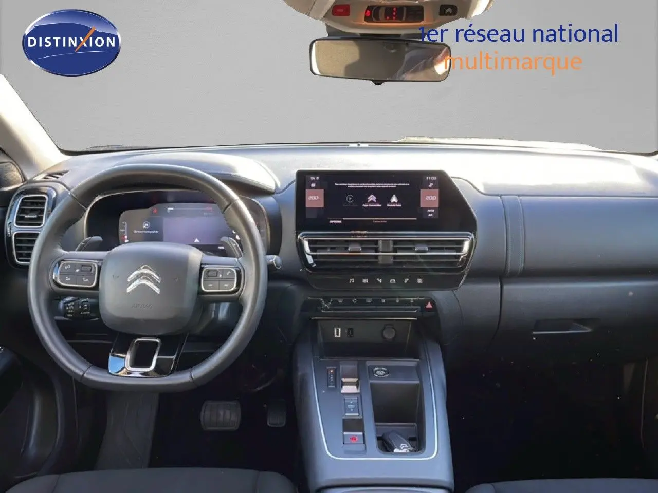 Vue intérieure frontale du tableau de bord du Citroën C5 Aircross bleu Eclipse Metal avec écran tactile et volant multifonction.