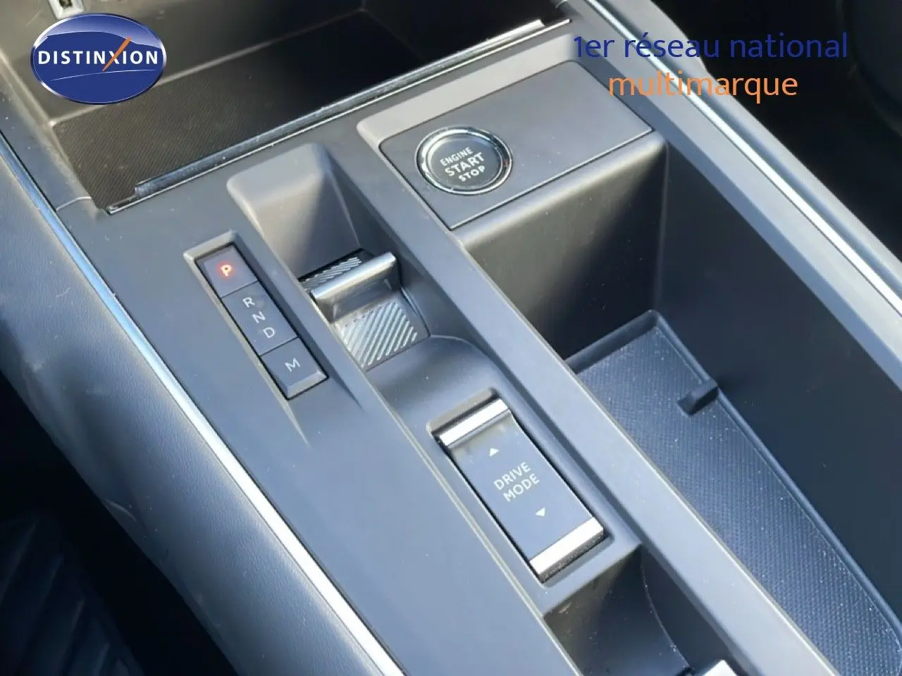 Vue rapprochée de la console centrale noire du Citroën C5 Aircross 2025 avec sélecteur de boîte auto et bouton Drive Mode.