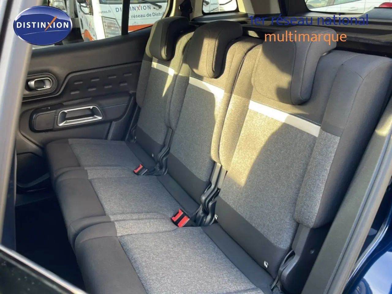 Vue intérieure côté droit sur la banquette arrière grise et noire du Citroën C5 Aircross Bleu Eclipse Metal 2025.