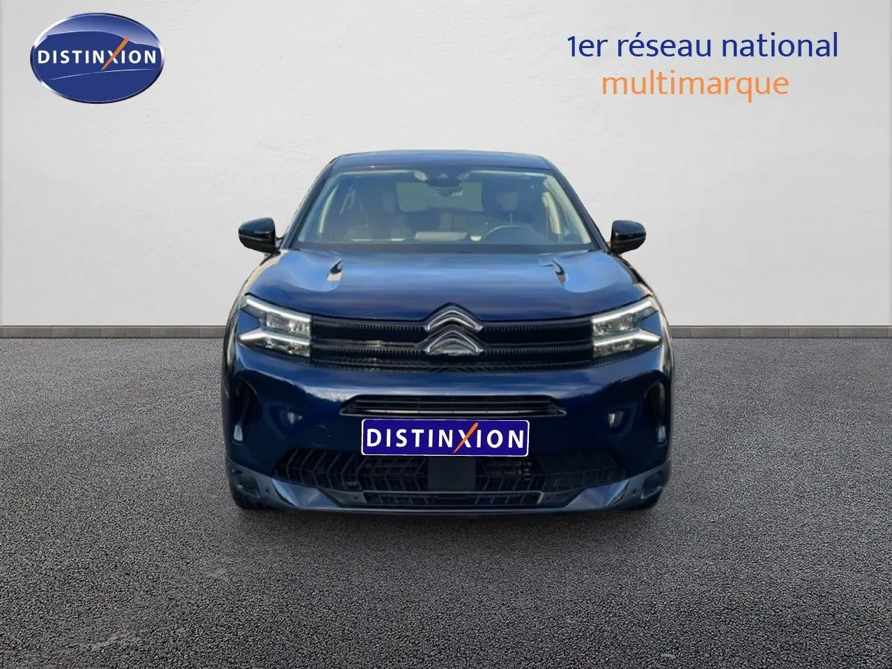 Vue frontale d'un Citroën C5 Aircross 2025 bleu éclipse métal avec calandre distinctive et phares LED intégrés.