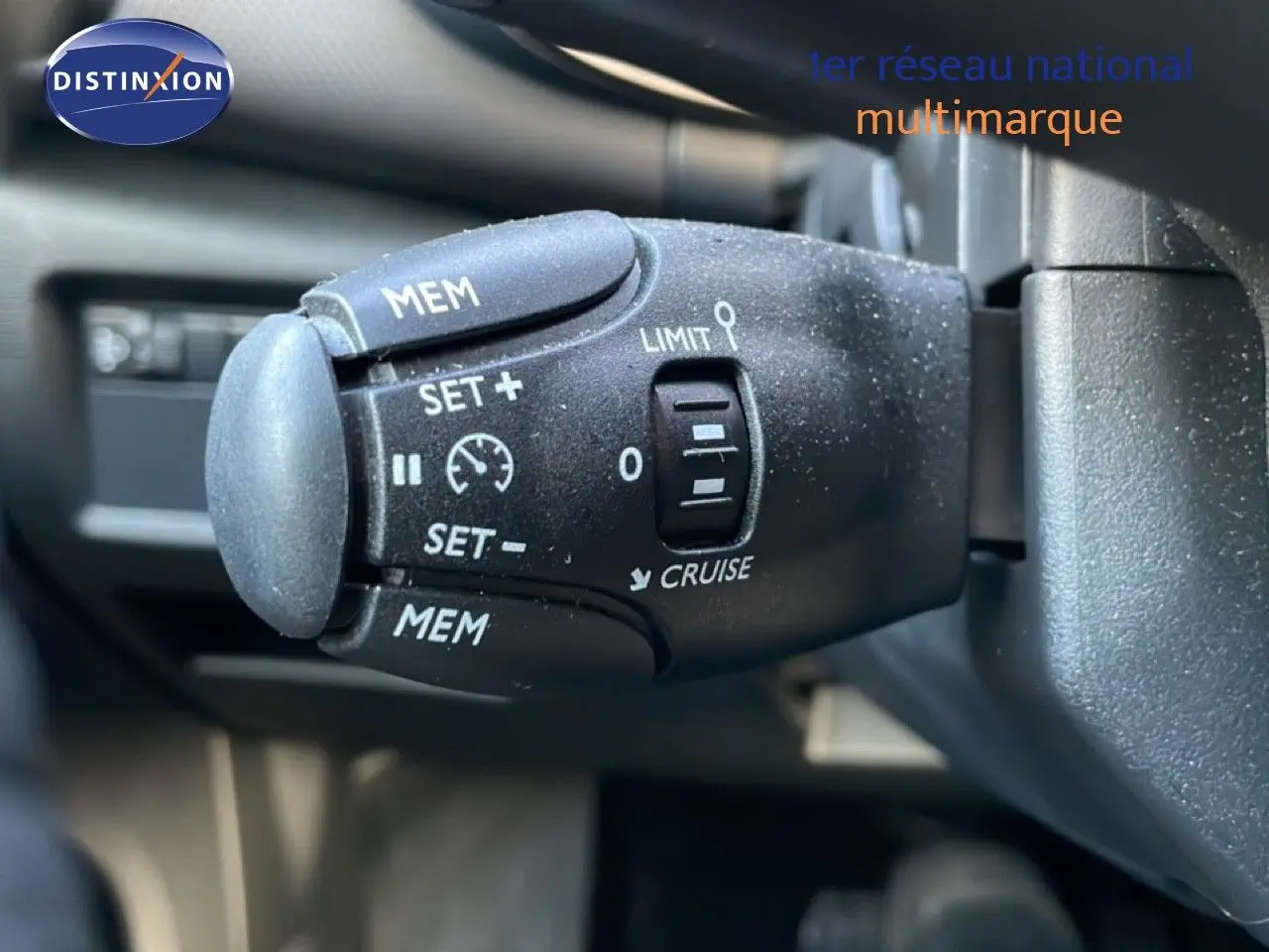 Gros plan sur la commande de régulateur de vitesse du Citroën C5 Aircross 2025 en bleu Eclipse Metal.