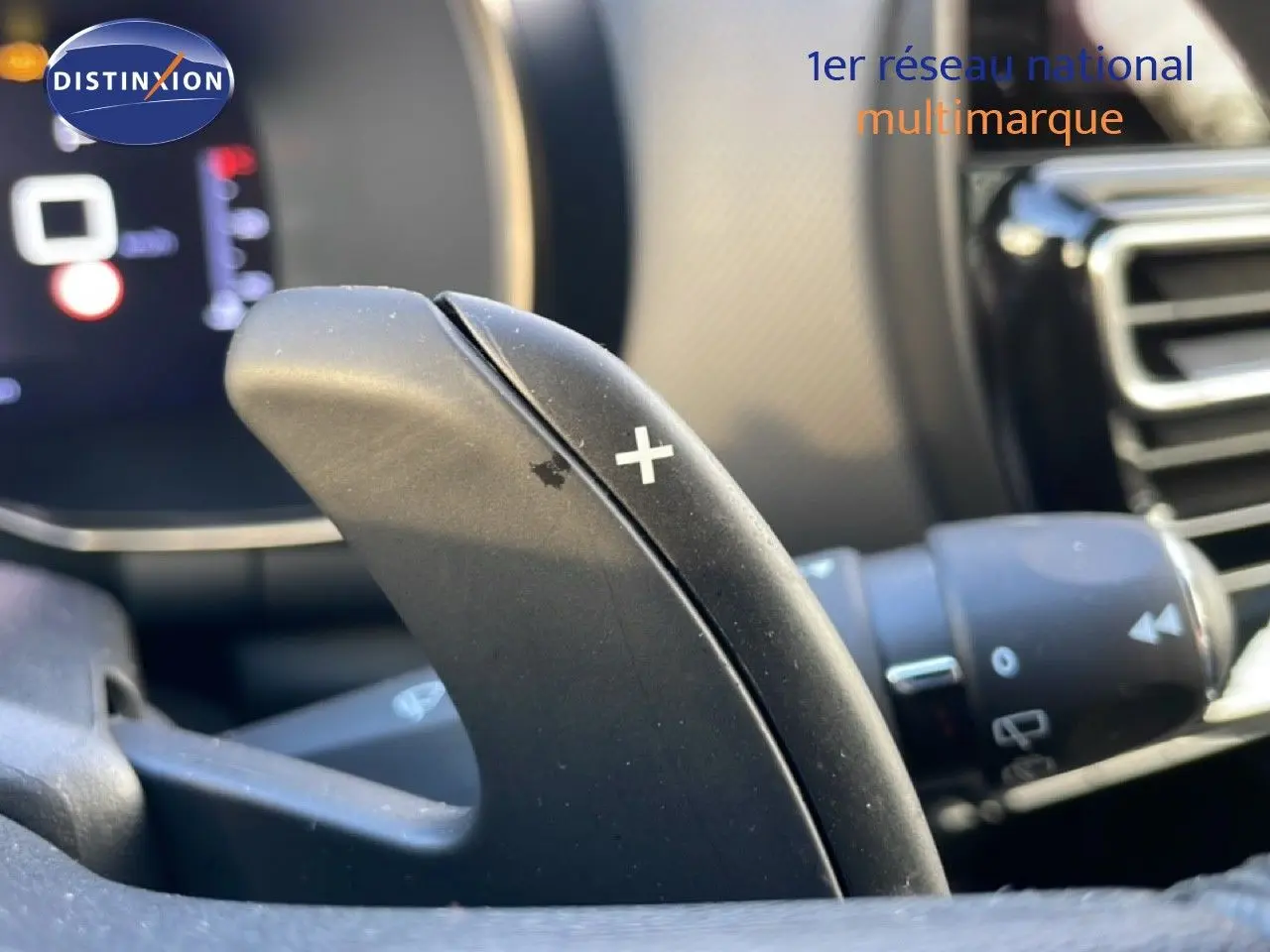 Gros plan sur la palette de changement de vitesse "+" côté droit du volant d'un Citroën C5 Aircross 2025 bleu Eclipse Metal.