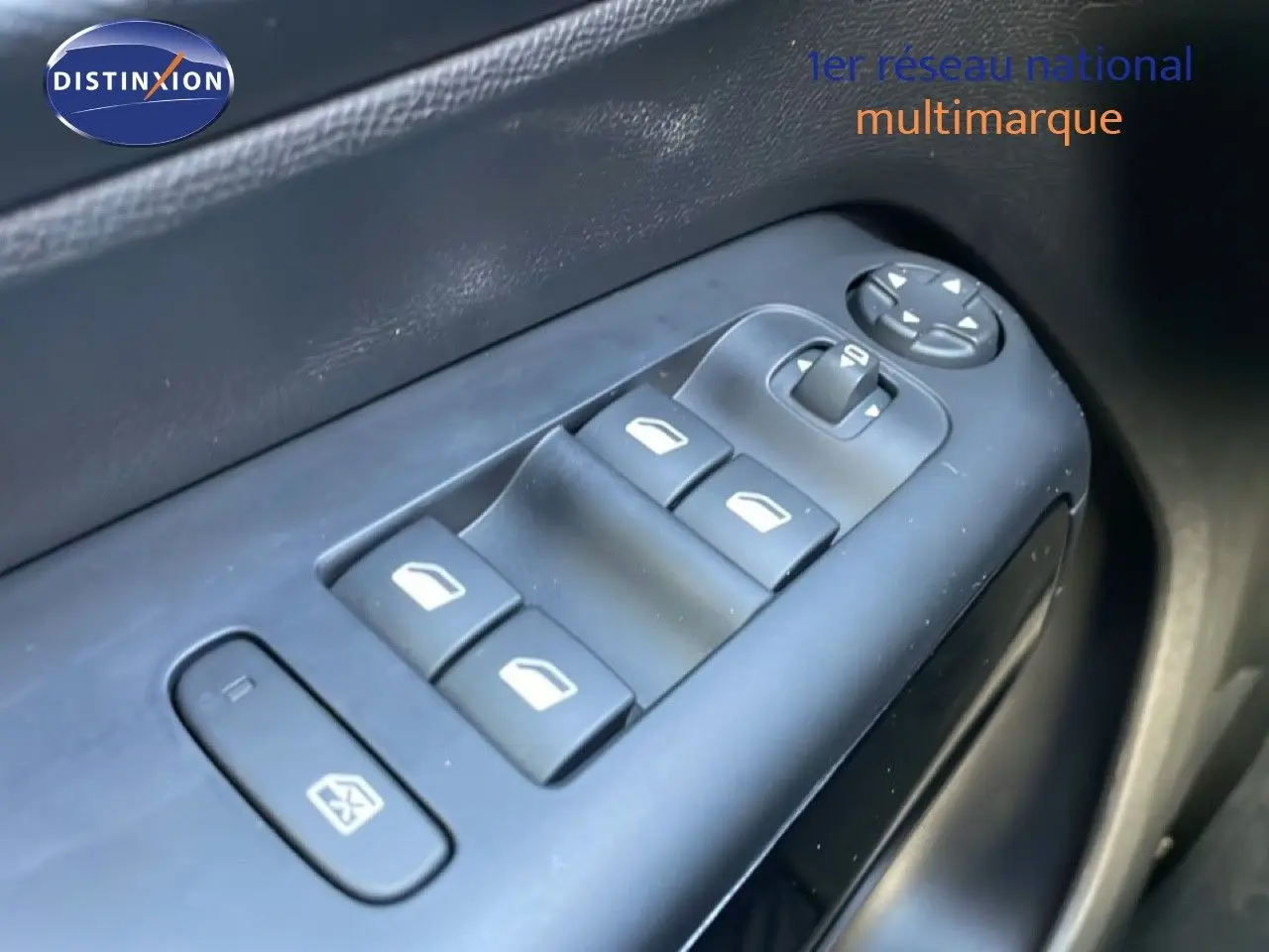 Gros plan sur les commandes des vitres électriques côté gauche d’un Citroën C5 Aircross 2025 bleu Eclipse Metal.