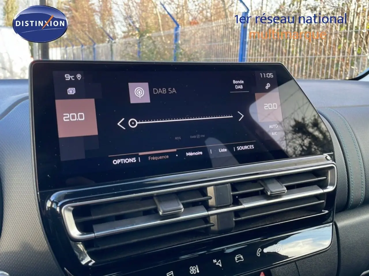 Écran tactile central et aérateurs horizontaux du tableau de bord du Citroën C5 Aircross bleu Eclipse Metal 2025.