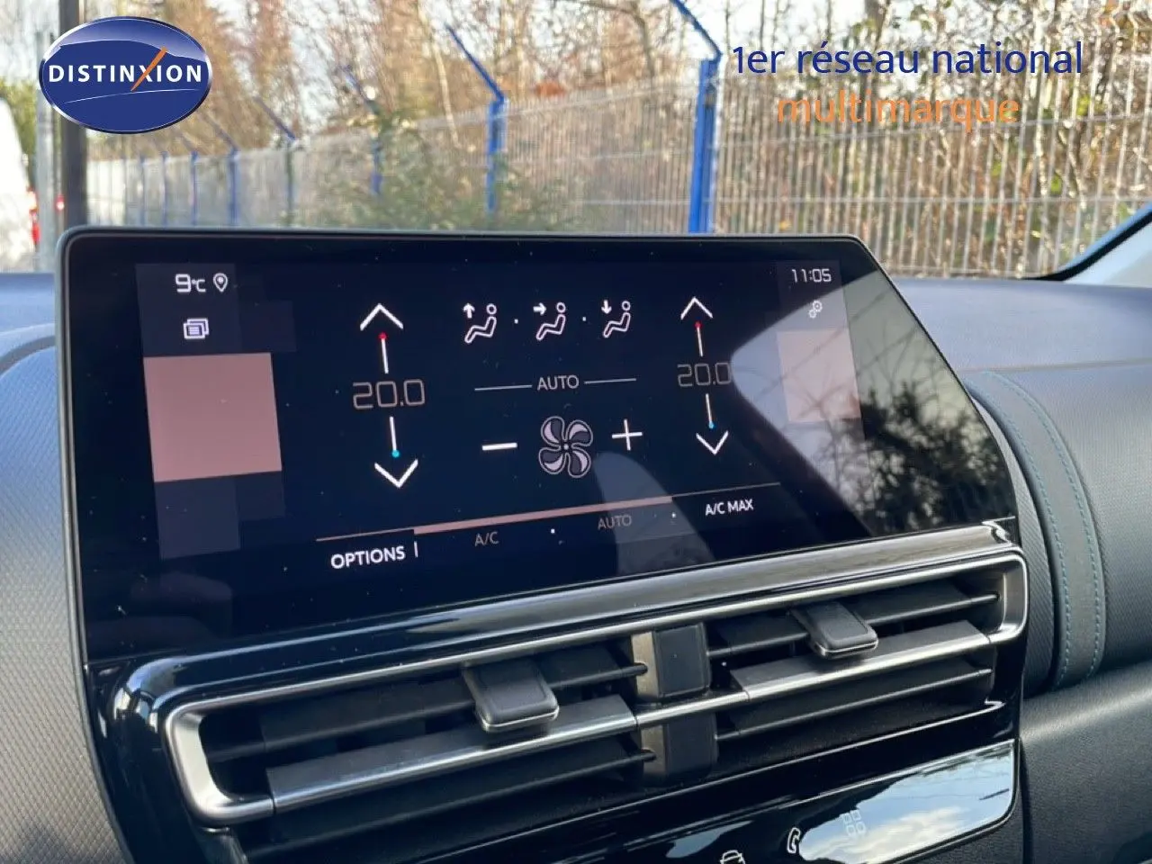 Écran tactile de climatisation affichant 20°C, avec aérateurs et tableau de bord noir du Citroën C5 Aircross.