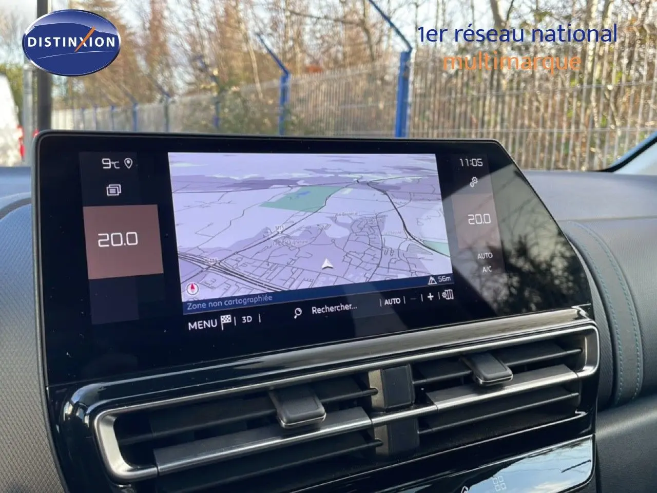 Vue intérieure du tableau de bord du Citroën C5 Aircross 2025, écran tactile affichant la navigation et commandes climatisation.