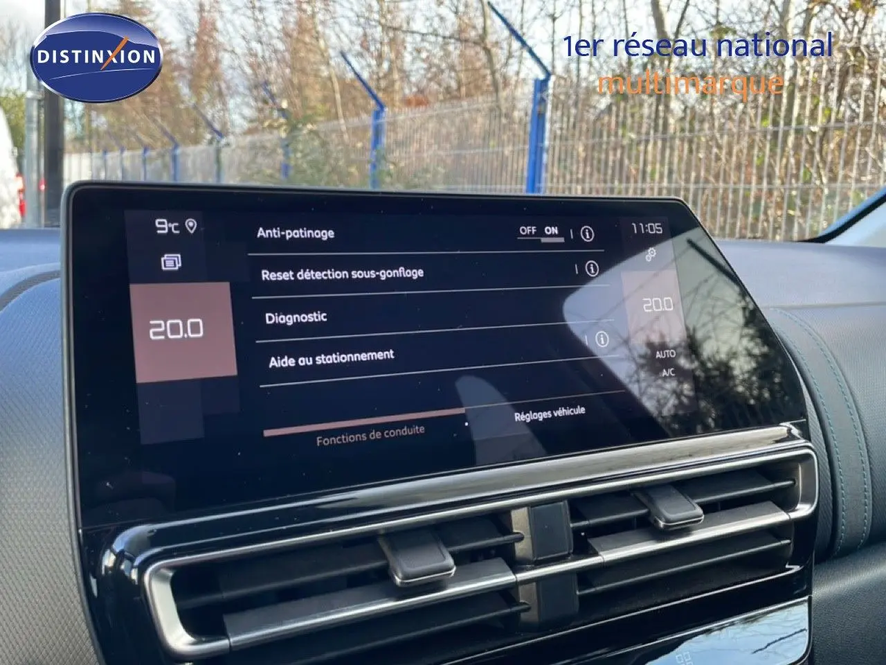 Écran tactile central affichant les options d’aide à la conduite dans l’habitacle du Citroën C5 Aircross 2025.