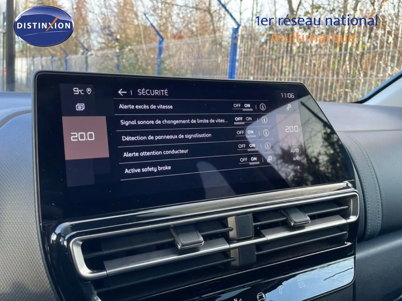 Écran tactile central affichant les réglages de sécurité du Citroën C5 Aircross, intérieur noir moderne.