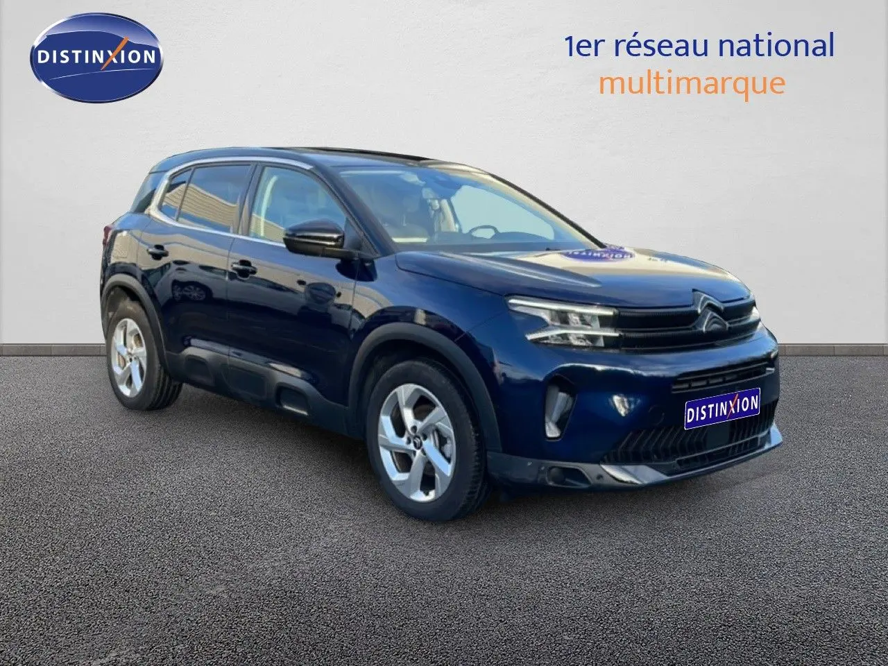 Citroën C5 Aircross bleu Eclipse métal en 3/4 avant droit, avec jantes alliage et calandre distinctive.