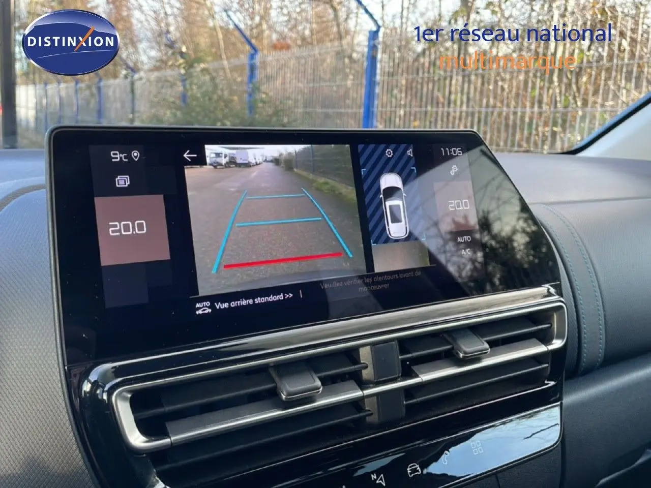 Écran central affichant la caméra de recul du Citroën C5 Aircross bleu Eclipse Metal, avec vue arrière et guidage.