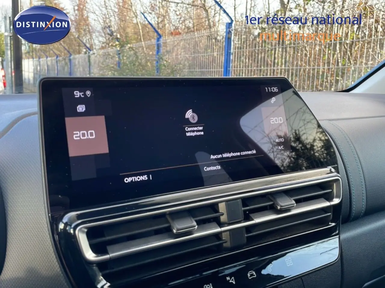 Écran tactile central et aérateurs du tableau de bord intérieur du Citroën C5 Aircross bleu Eclipse Metal.