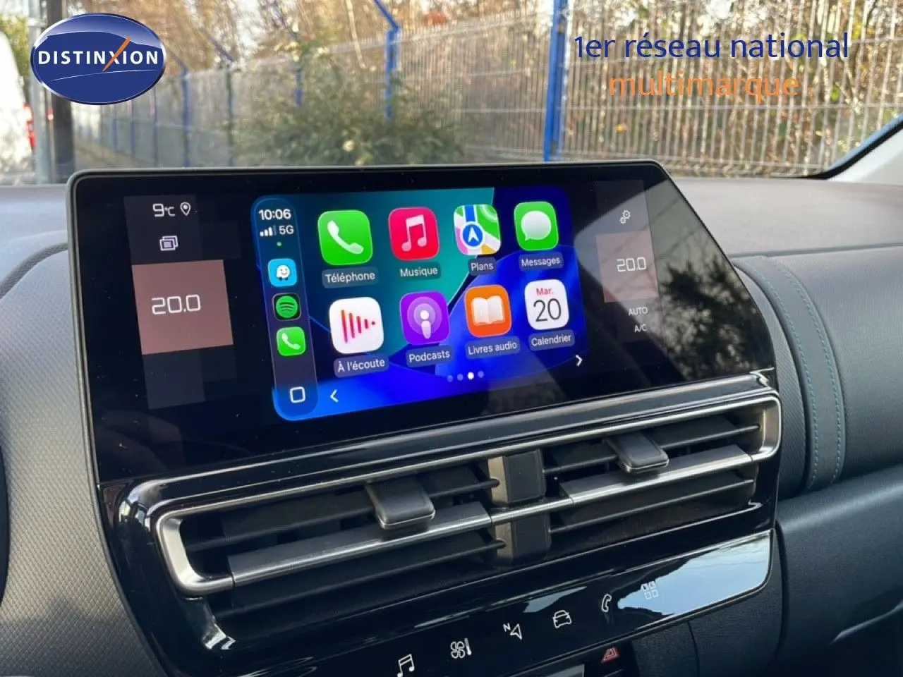 Vue rapprochée de l'écran tactile central du tableau de bord du Citroën C5 Aircross 2025, affichant les applications connectées.