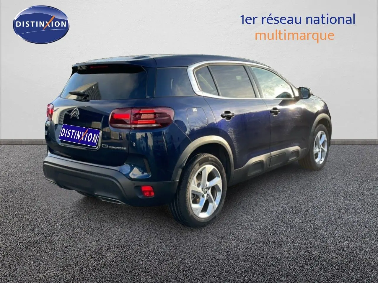 Vue 3/4 arrière droite du Citroën C5 Aircross bleu Eclipse Métal avec jantes alliage et vitres teintées.