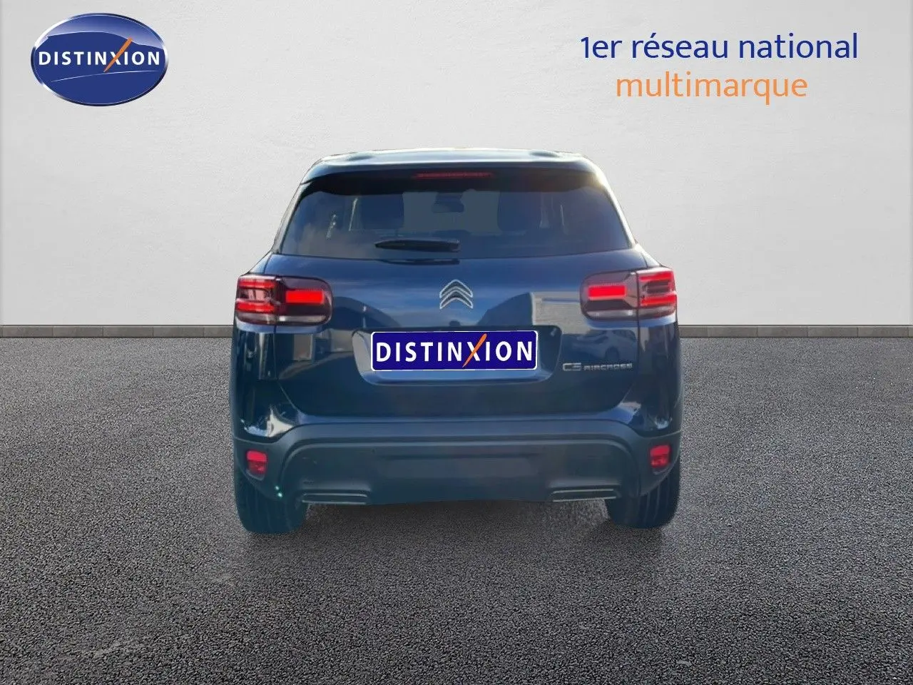 Vue arrière d'un Citroën C5 Aircross bleu eclipse metal 2025, avec feux LED et logo distinctif au centre.