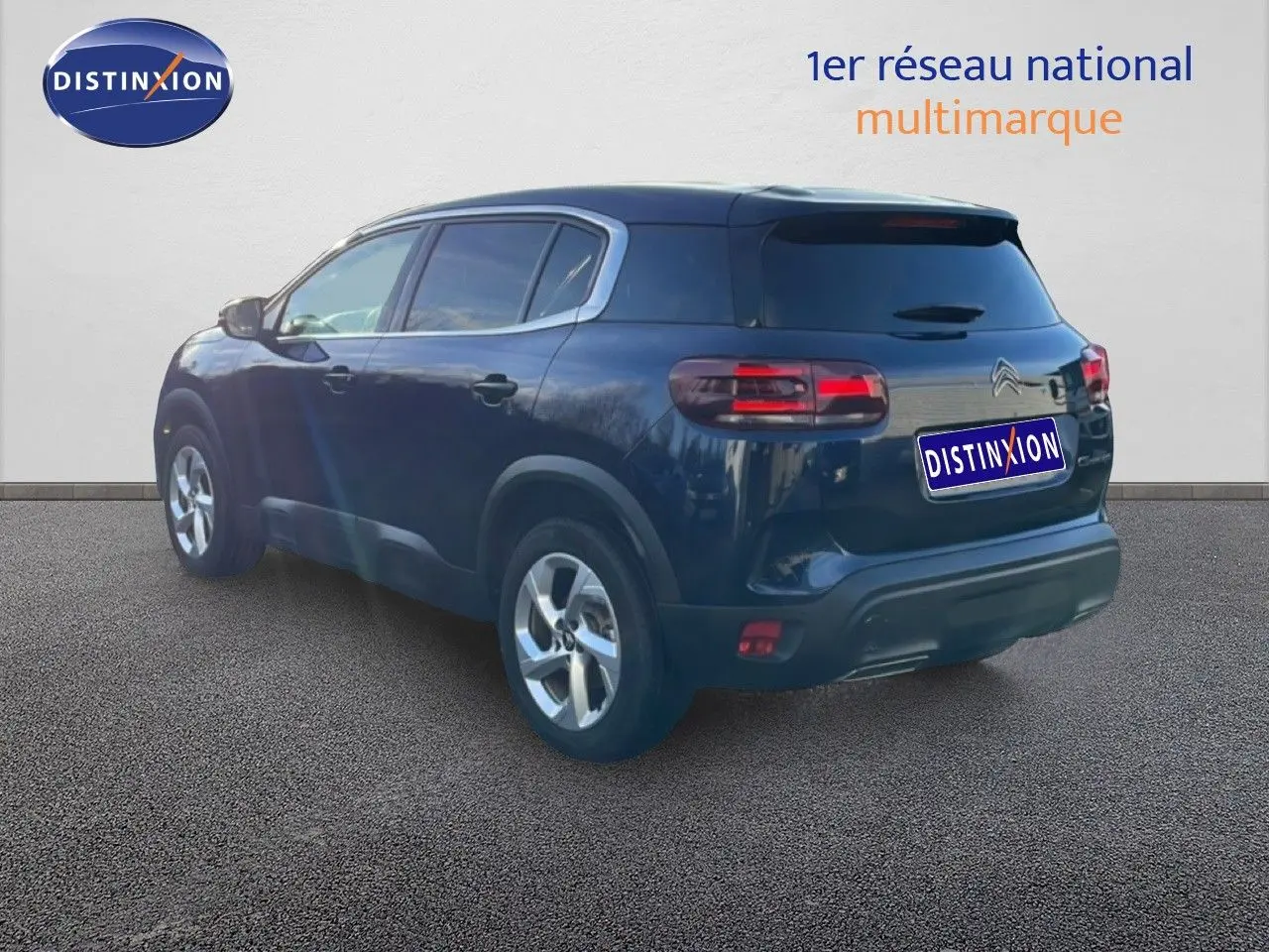 Vue 3/4 arrière droite du Citroën C5 Aircross bleu Eclipse Metal avec jantes alliage et vitres teintées.