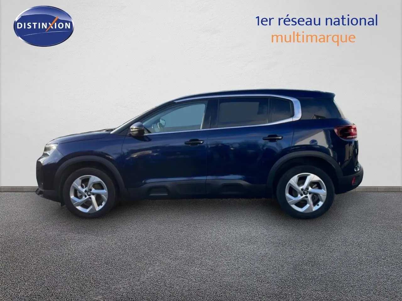 Profil latéral droit d'un Citroën C5 Aircross 2025 bleu eclipse métal avec jantes alliage et vitres teintées.