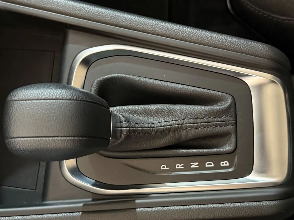 Le levier de vitesses automatique noir en cuir synthétique du Renault Captur 2024, vue de dessus.