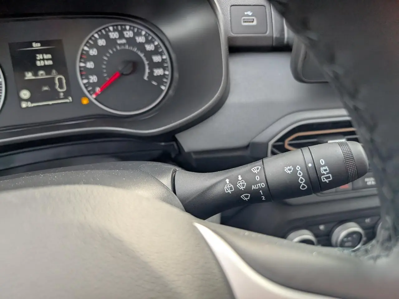 Gros plan sur la commande d’essuie-glace à droite du volant dans l’habitacle du Dacia Jogger 2025.