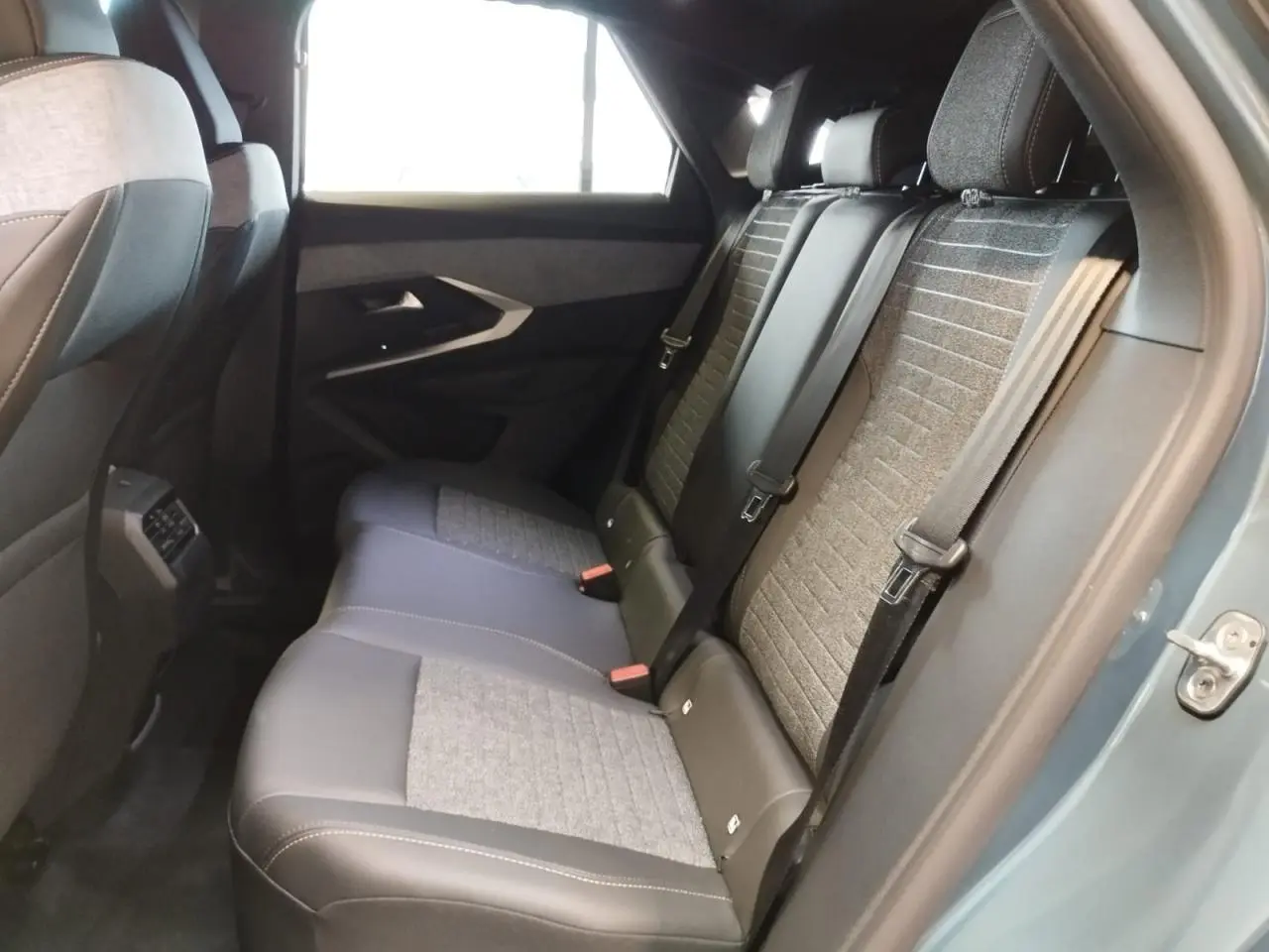 Vue côté droit de la banquette arrière bi-matière gris et noir du Peugeot 3008 Bleu Azul 2025.