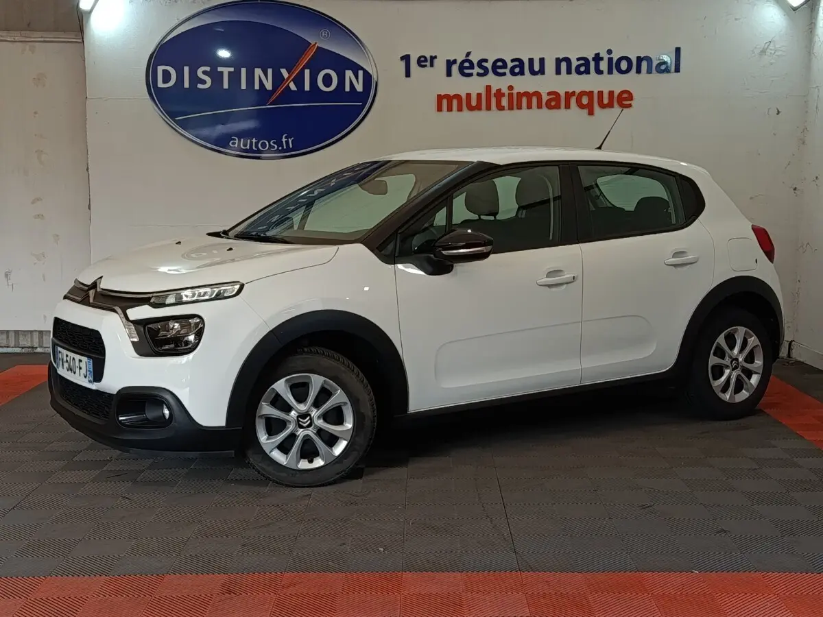 Citroën C3 blanc vue de profil côté gauche, avec jantes alliage et détails noirs contrastants.