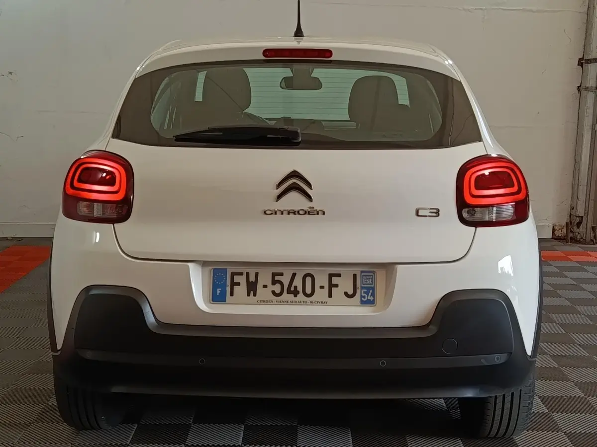 Vue arrière d'une Citroën C3 blanche 2020 avec feux arrière LED et pare-chocs noir contrastant.