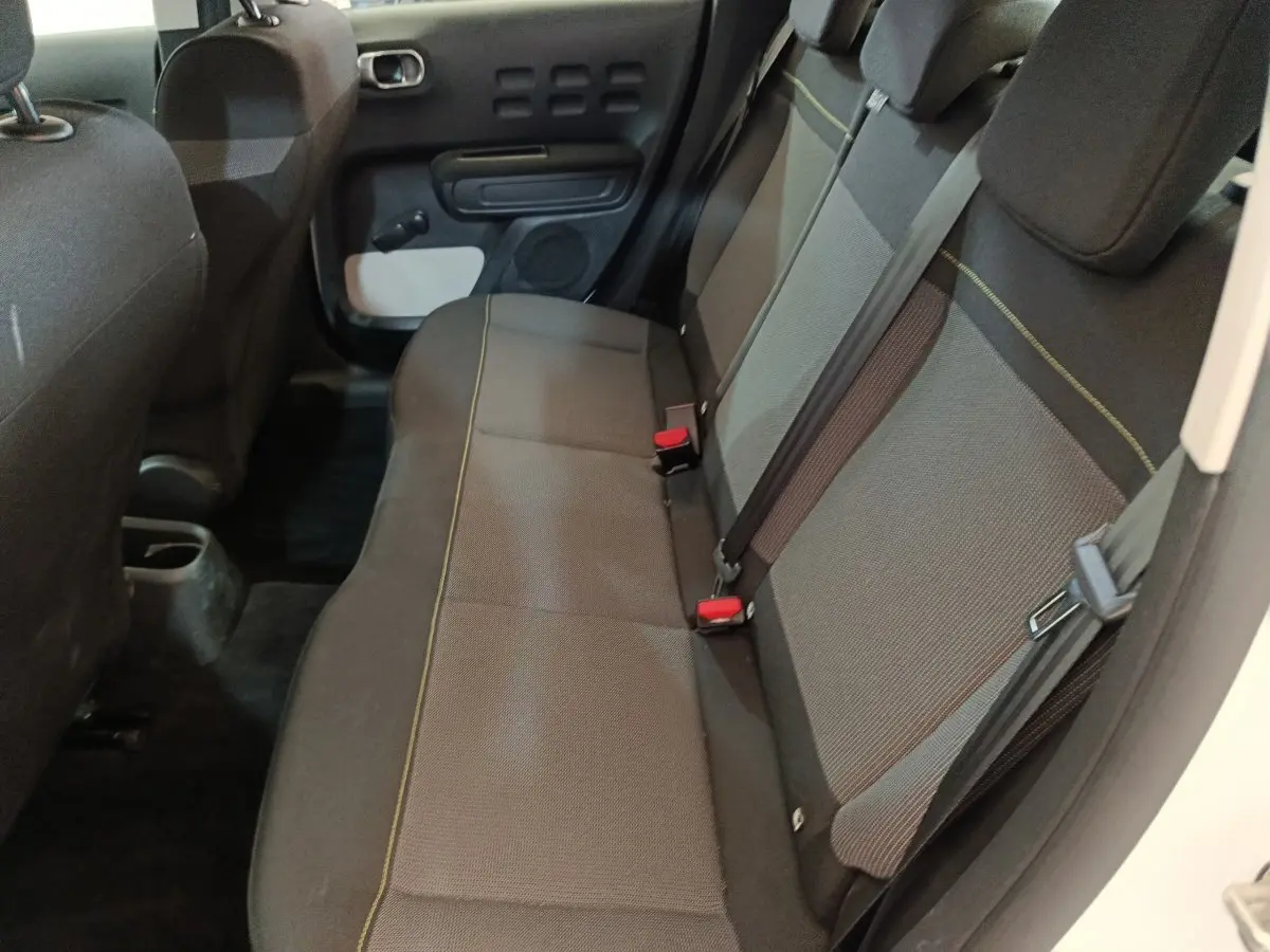 Vue intérieure arrière côté droit montrant la banquette noire de la Citroën C3 2020.