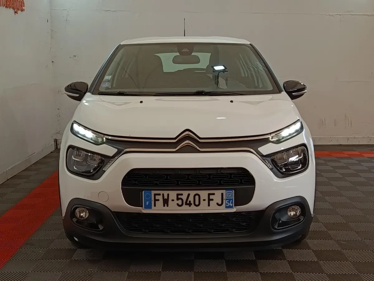 Vue frontale d'une Citroën C3 blanche de 2020 avec phares LED et calandre noire distinctive.