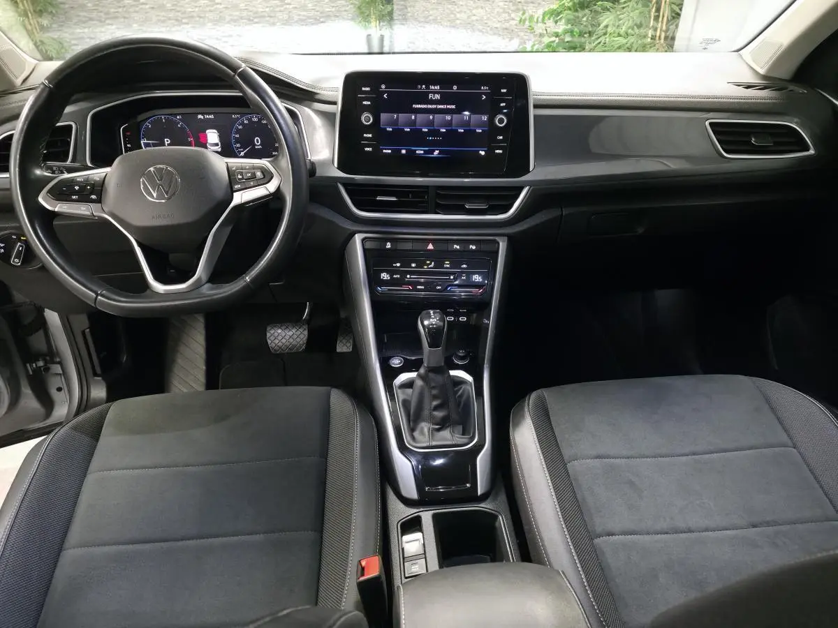 Intérieur Volkswagen T-Roc 2022, vue avant centrée sur tableau de bord, volant cuir multifonction et écran tactile 8 pouces.