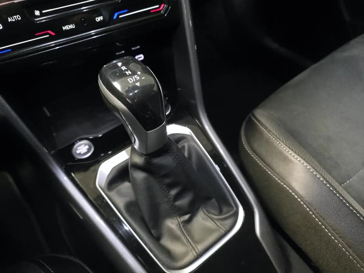 Le levier de vitesse automatique noir du Volkswagen T-Roc 2022, avec console centrale et siège en sellerie Artvelours.