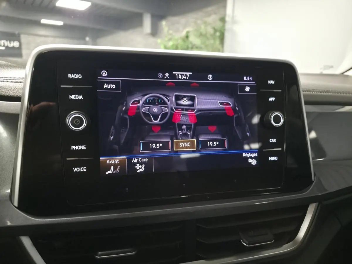 Écran tactile central du Volkswagen T-Roc 2022 affichant les réglages de climatisation à 19,5°C.