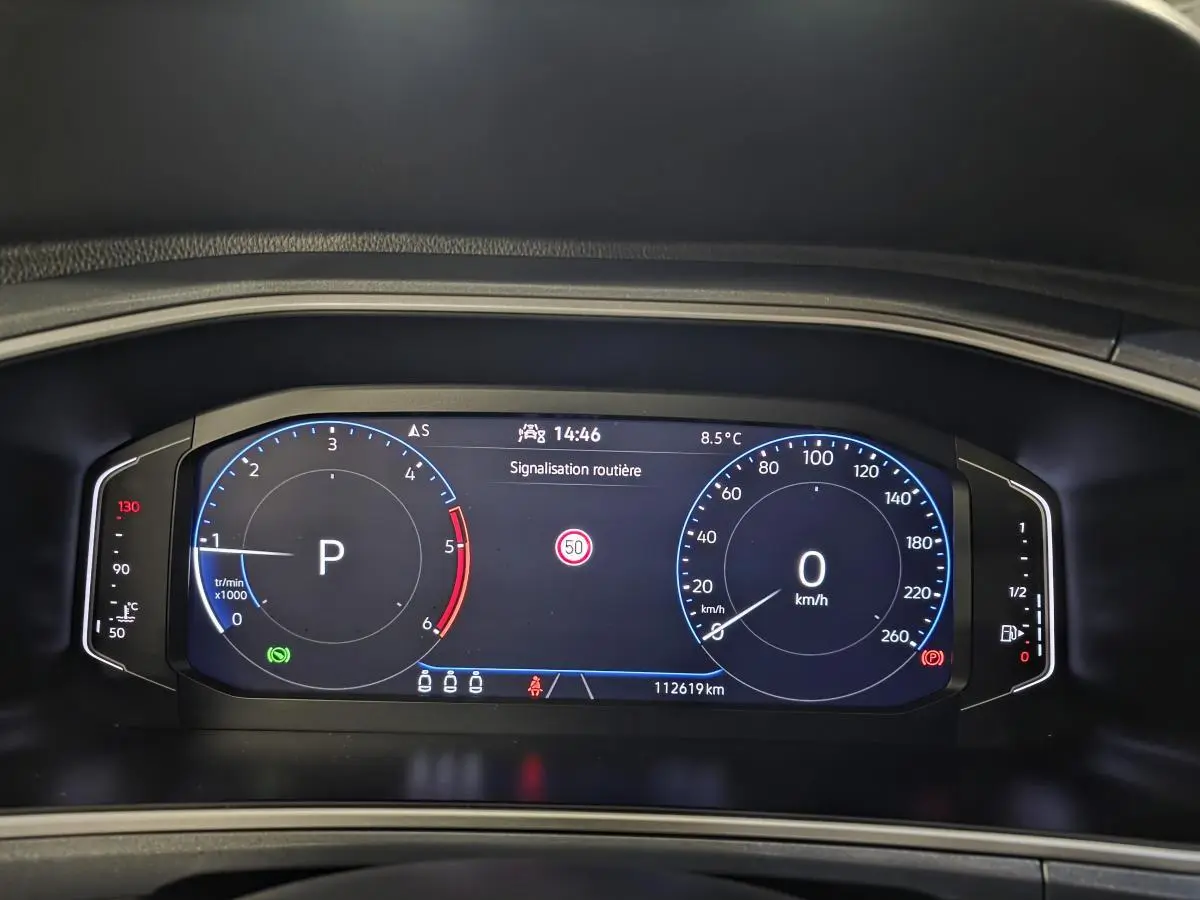 Tableau de bord digital du Volkswagen T-Roc 2.0 TDI 2022 affichant la vitesse, régime moteur et signalisation routière.