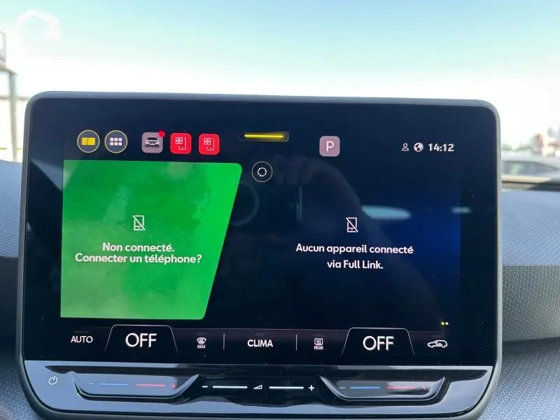 Écran tactile central du tableau de bord du SEAT LEON ST 2025 affichant les options de connectivité et climatisation.