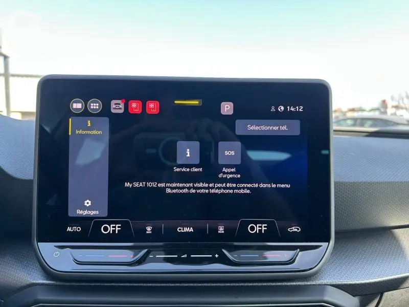 Écran tactile central du tableau de bord du SEAT LEON ST 2025, affichant le menu d'information et réglages.