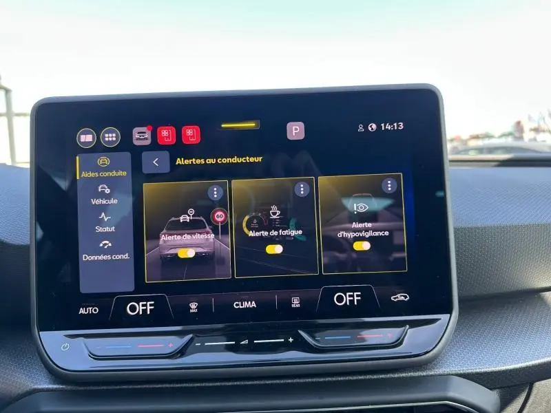 Écran tactile intérieur du SEAT LEON ST 2025 affichant les alertes au conducteur avec interface moderne et commandes climatisation.