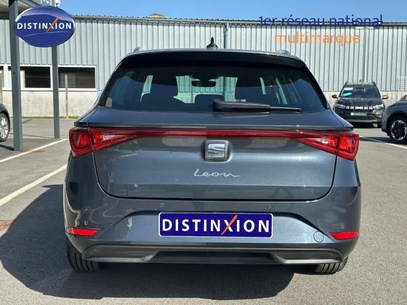 Vue arrière d'une SEAT LEON ST 2.0 TDI 115ch STYLE XL gris magnétique métallisé, avec feux arrière en bande continue.