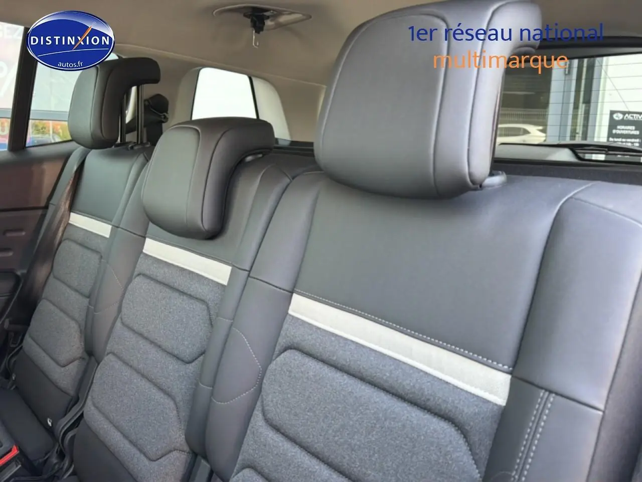 Vue rapprochée des trois sièges individuels arrière en tissu brun et cuir noir du Citroën C5 Aircross 2025.
