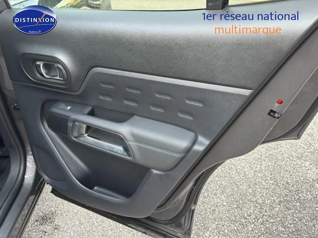 Vue rapprochée de la porte arrière droite du Citroën C5 Aircross gris platinium, avec poignée intégrée et bouton de vitre électrique.